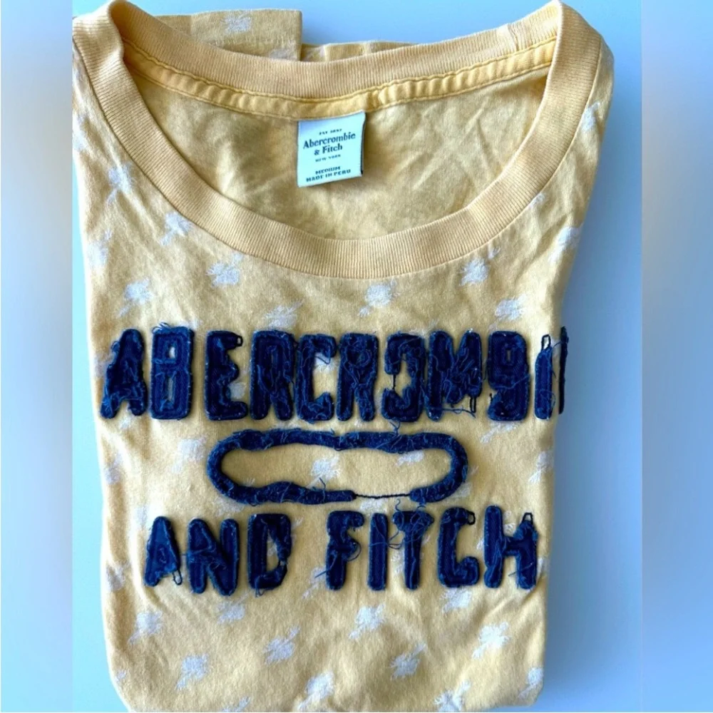 2 T-shirt’s Abercrombie & Fitch Kids Navy and Mustard Tees